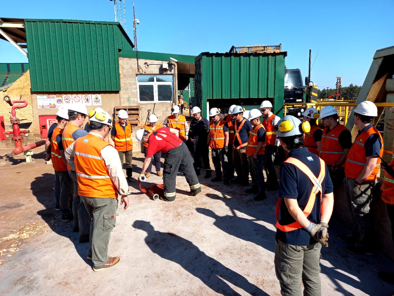 Capacitación de seguridad industrial en campo